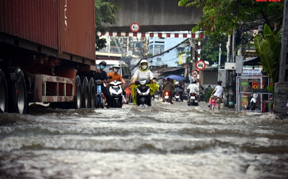 TP Hồ Chí Minh: Triều cường dâng cao, người đi xe máy ngã nhào trong biển nước