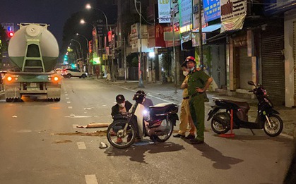 Hai xe máy va quẹt ngã xuống đường, nam sinh viên bị xe bồn cán tử vong