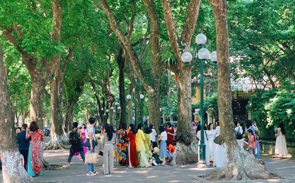 Choáng ngợp khung cảnh người người đổ về phố Phan Đình Phùng để chụp ảnh, săn nắng thu thơ mộng