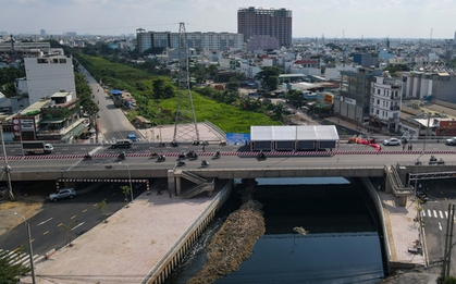Cầu nối 2 quận chính thức thông xe, giảm ùn tắc cửa ngõ phía Tây Bắc TP.HCM