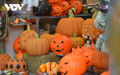 Phố Hàng Mã ngập tràn đồ hóa trang kinh dị trước thềm Halloween