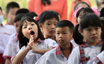 Giờ vào học quá sớm: Học sinh mỗi đêm chỉ ngủ 5-6 tiếng, để làm chi vậy?