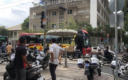 Nam sinh lớp 10 ở TP.HCM bị cuốn vào gầm ô tô khách