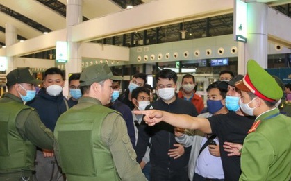 Bị yêu cầu kiểm tra lại hành lý xách tay, người đàn ông xô đẩy nhân viên an ninh hàng không