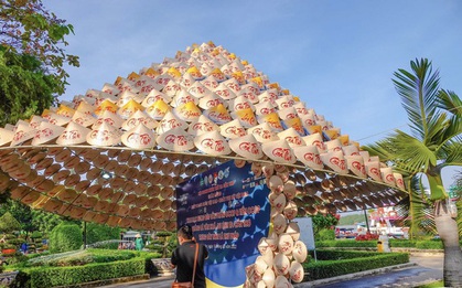 Cần Thơ: Nón lá thư pháp khổng lồ ở bến Ninh Kiều
