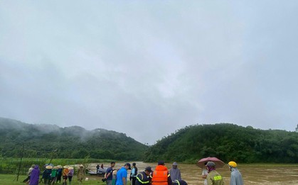 Vớt củi khi nước đang chảy xiết, một người bị cuốn trôi mất tích