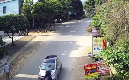 Không làm chủ tốc độ, ô tô hất tung người lái xe máy lên kính chắn gió