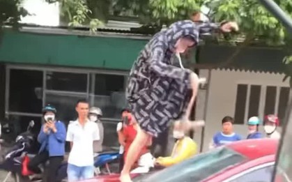 Người phụ nữ tung cước đạp vỡ kính ô tô, cắn đứt tai cô gái nói gì về nguyên nhân?