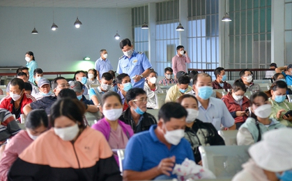 Ga Sài Gòn nhộn nhịp khách ngày đầu bán vé tàu Tết 2023, sinh viên được giảm 20%