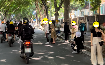 Bất chấp nguy hiểm, nhiều người trẻ tràn xuống lòng đường Phan Đình Phùng để chụp ảnh