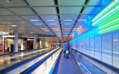Vì sao các sân bay thường có băng chuyền đi bộ?