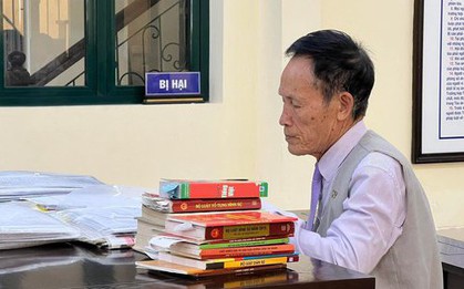 Bị cáo Hiệp "khùng" mang nhiều tài liệu, sách luật đến phiên toà