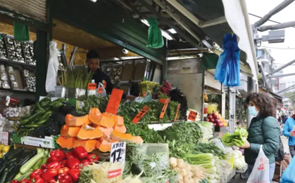 Chật vật chống chọi ở thành phố đắt đỏ nhất thế giới giữa thời kỳ "bão giá", nhiều người đã phải rời đi
