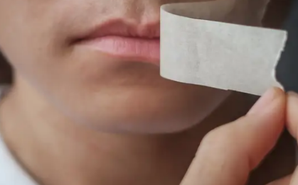 Chuyên gia cảnh báo nguy cơ chết người từ trào lưu "dán miệng khi ngủ" trên TikTok