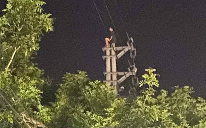Nam thanh niên mắc bệnh tâm thần trèo lên đỉnh cột điện ở Lào Cai