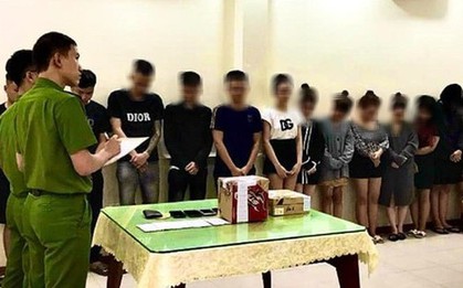 Đột kích quán karaoke, bắt quả tang 16 nam, nữ thanh niên đang thác loạn