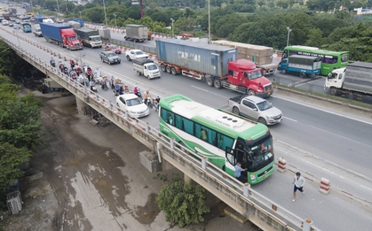 Ảnh: Cầu Thanh Trì phân luồng lại làn xe, ô tô vẫn tự do đi vào làn xe máy khiến giao thông lộn xộn