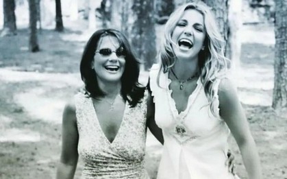 Britney Spears nguyền rủa mẹ ruột sau lời xin lỗi