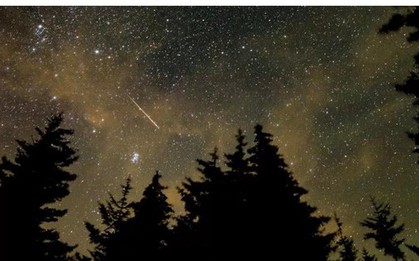 Ngắm mưa sao băng Draconids tuyệt đẹp cùng với trăng tròn