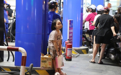 Trẻ em "vạ vật" chờ cha mẹ xếp hàng mua xăng lúc nửa đêm