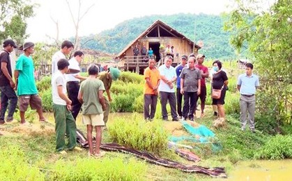 Đi hái rau về, bà ngoại tá hỏa phát hiện cháu trai 3 tuổi đuối nước dưới ao