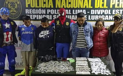 Cảnh sát Peru cải trang thành siêu anh hùng đánh bại băng đảng tội phạm trong ngày Halloween