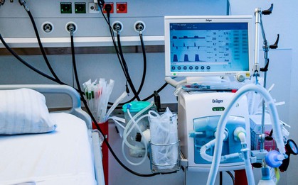 Các gia đình ở Trung Quốc tích trữ máy thở sau khi nới lỏng các biện pháp chống dịch