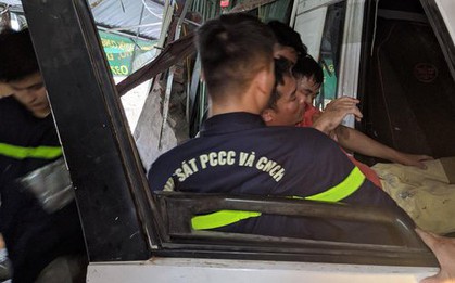 Hà Nội: Giải cứu tài xế mắc kẹt trong cabin do húc sập tường nhà dân