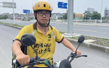Bỏ học đi làm shipper, chàng trai 26 tuổi nhận ra giá trị việc học, quyết thi đại học lần 2 với số điểm dẫn đầu: Ở thời đại nào học tập cũng là cách tốt nhất