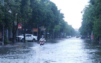 Mưa trắng trời, nhiều tuyến đường ở thành phố Vinh thành sông