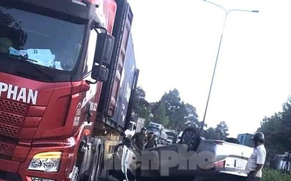 Va chạm với xe container khiến ô tô phơi bụng, người dân giải cứu tài xế