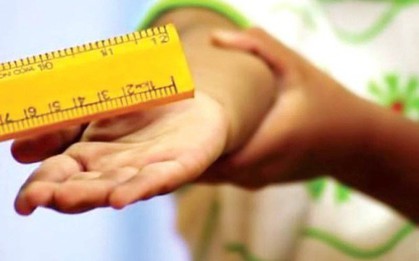 Hiệu trưởng bị bắt quỳ, cô giáo bị bẻ tay, học trò đánh nhau..., trường học có còn an toàn?
