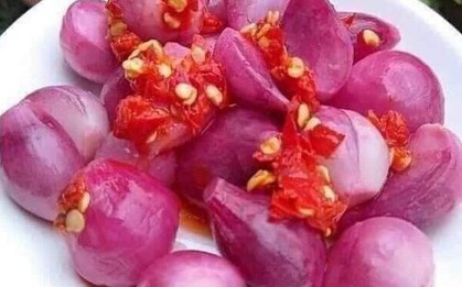 Má lột từng củ hành nhỏ, ký ức ấm áp và hạnh phúc nhất của tôi