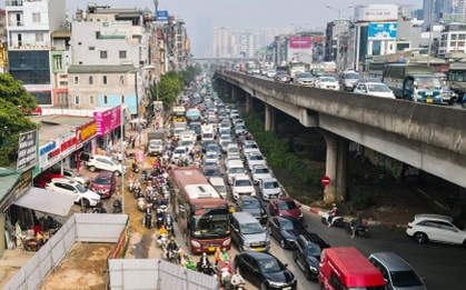 Dân khổ sở vượt đoạn đường bị quây tôn ở Hà Nội: Mỗi lô cốt sẽ án ngữ 7 tháng