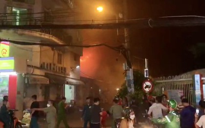 Cháy lớn trong đêm tại căn nhà trong dãy nhà liền kề ở quận 8