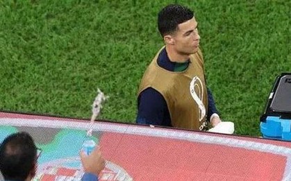 Ronaldo bị CĐV tạt nước vào người trước khi Bồ Đào Nha bị loại khỏi World Cup 2022