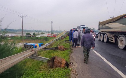 Xe khách giường nằm lao xuống ruộng, hành khách hoảng loạn kêu cứu