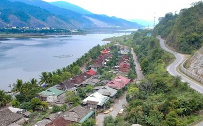 Chiêm ngưỡng vẻ đẹp sông nước của thị xã Mường Lay trong chiều đông