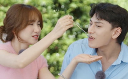 Hòa Minzy "nũng nịu" khi được Isaac đút ăn, nhưng biểu cảm của Tiên Cookie mới đáng chú ý!