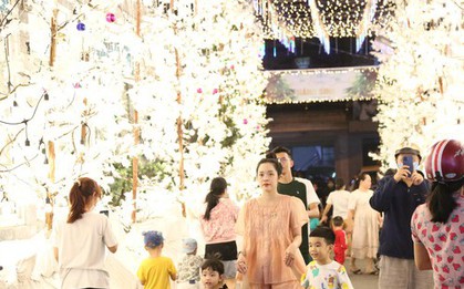 "Tuyết" phủ trắng nhiều hẻm ở TPHCM, người dân tấp nập đến "check-in" đón Noel sớm