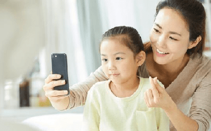 Thường xuyên đăng ảnh con lên mạng xã hội, là lưu giữ hay vô tình gây hại cho con?