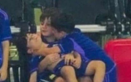 Sự thật bức ảnh con Messi ngất xỉu trên khán đài khi bố vô địch World Cup 2022