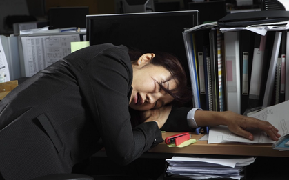 Bi kịch "làm việc tới chết" của giáo viên Nhật Bản: Số giờ làm dài nhất thế giới, gánh vác từ việc giám sát học trò tới dọn vệ sinh sau giờ học