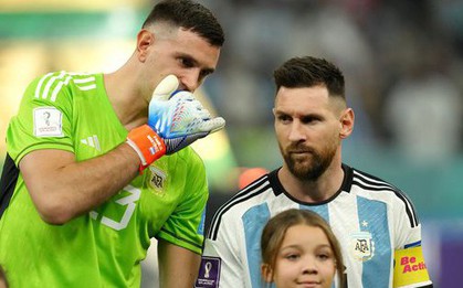 Thủ môn Argentina đeo “bùa may mắn” của Messi trong trận chung kết World Cup 2022