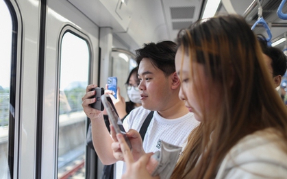 Clip, ảnh: Những hành khách đầu tiên được trải nghiệm trên tàu Metro số 1 TP.HCM