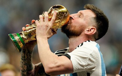 Dưới đáy cúp vàng World Cup có gì?