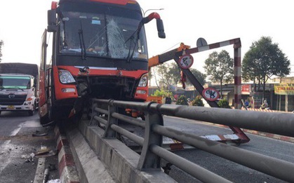 Đồng Nai: Xe khách tông lan can hầm chui, đường huyết mạch ùn tắc nhiều km