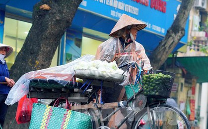 Người lao động ngoài đường phố Hà Nội quay quắt mưu sinh dưới mưa rét