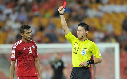 Những con số chứng tỏ trọng tài Ryuji Sato xứng danh vua thẻ và vua penalty