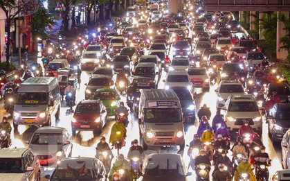 Đường phố Hà Nội tắc nghẽn nhiều giờ trong mưa rét